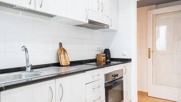 Kühlschrank, Mikrowelle, Ofen, Wasserkocher mit Kaffee-/Teezubehör