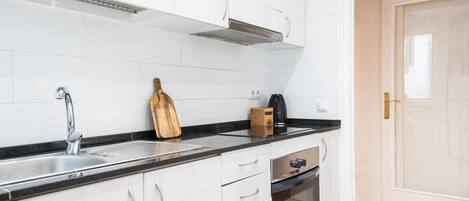 Een koelkast, een magnetron, een oven, een koffiezetapparaat/waterkoker