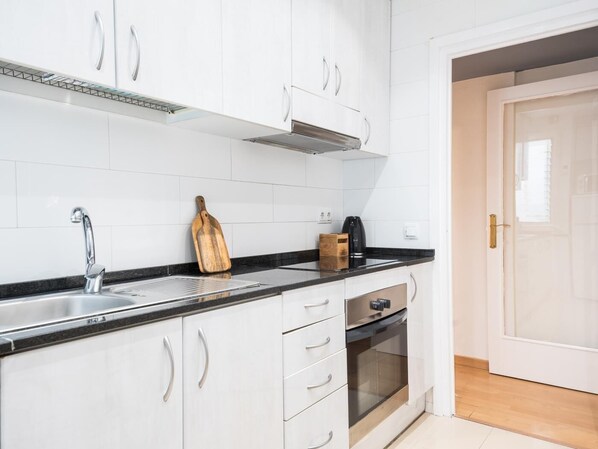 Réfrigérateur, micro-ondes, four, cafetière/bouilloire