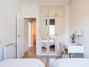 3 slaapkamers, een strijkplank/strijkijzer, internet, beddengoed