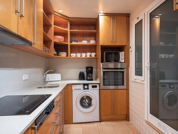 Fridge, microwave, oven, coffee/tea maker