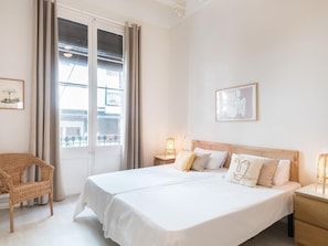 2 slaapkamers, een strijkplank/strijkijzer, internet, beddengoed