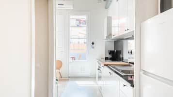 Refrigerador, microondas, horno y cafetera y tetera