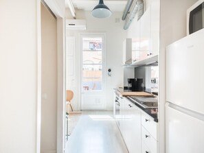 Een koelkast, een microgolfoven, een oven
