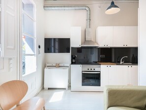 Réfrigérateur, four à micro-ondes, un four, cafetière-théière