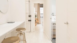 Una cucina moderna con mobili bianchi, un piano di lavoro e un forno integrato.