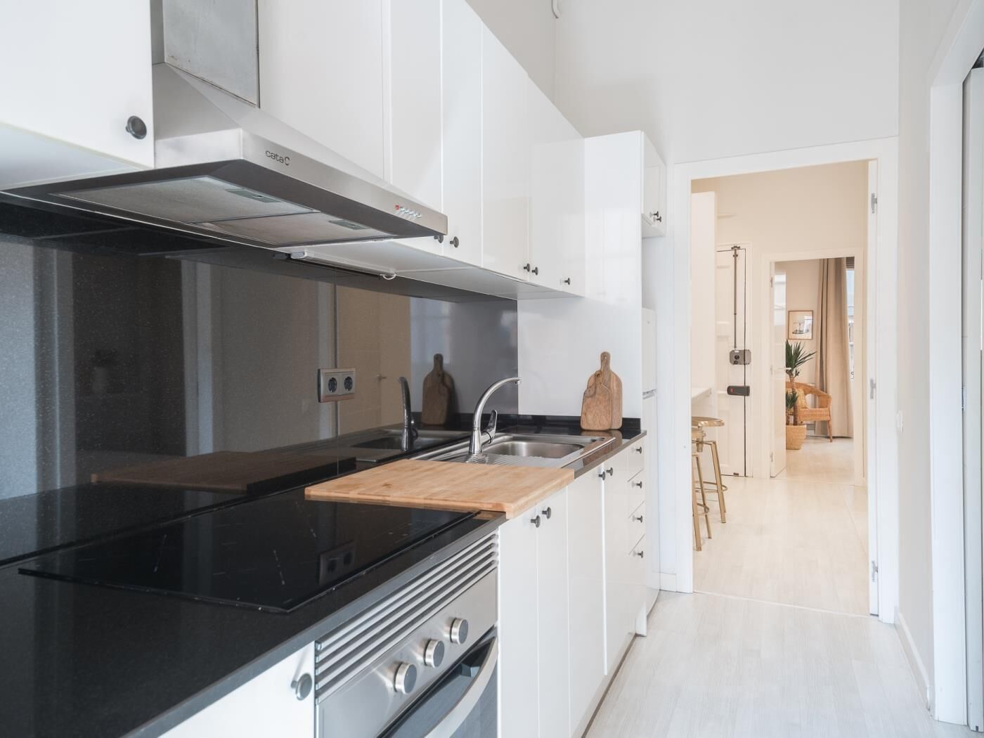 Refrigerador, microondas, horno y cafetera y tetera 