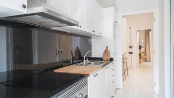 Refrigerador, microondas, horno y cafetera y tetera