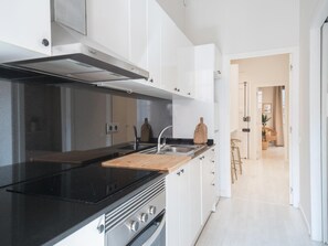 Een koelkast, een microgolfoven, een oven