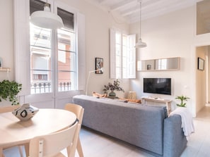 Netflix, streaming services - Light, cozy terrace and local life in Gracia (Barcelona)