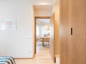 4 slaapkamers, een strijkplank/strijkijzer, internet, beddengoed