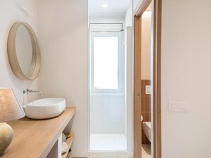 Een haardroger, handdoeken, zeep, shampoo