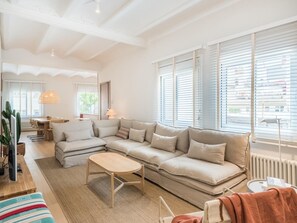 Living area - Mediterranean home with 4 bedrooms and 3 bathrooms (Barcelona)