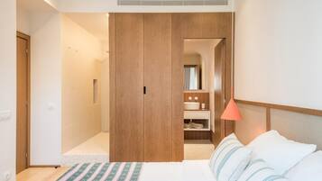 4 slaapkamers, een strijkplank/strijkijzer, internet, beddengoed