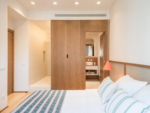 4 slaapkamers, een strijkplank/strijkijzer, internet, beddengoed