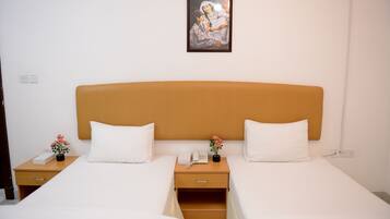 Standard Twin Room, 2 Single Beds, Mountain View | Desk, laptop workspace