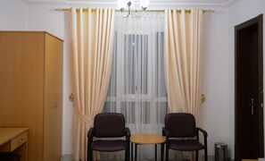 Standard Twin Room, 2 Katil Bujang (Single), Mountain View | Meja, ruang kerja komputer riba