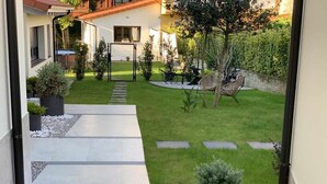 Ein modernes Haus mit gepflegtem Rasen, einer Hängematte und einem verschlossenen Eingang.