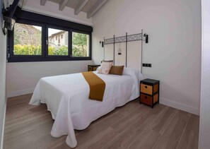 3 bedrooms, desk, iron/ironing board, free WiFi
