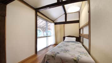 Private Vacation Home | 4 bedrooms, iron/ironing board, free WiFi, bed sheets