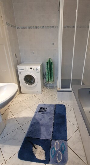 Badewanne, Haartrockner, Handtücher, Seife