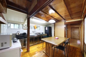 一棟貸し | 客室内のダイニングエリア