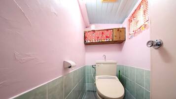 Suihku, hiustenkuivaaja, pyyhkeet, saippua