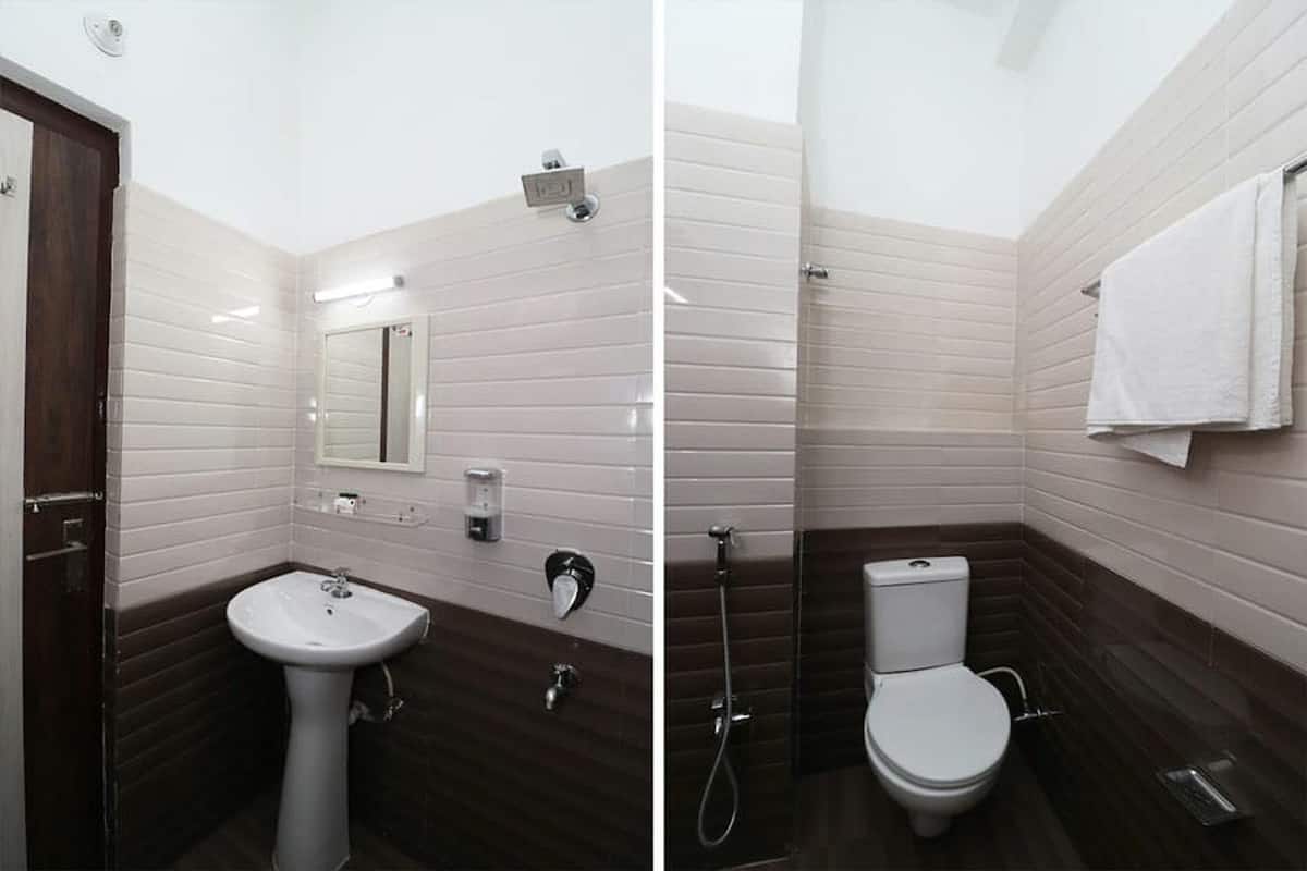Senior kamer | Badkamer | Een douche, handdoeken, zeep, shampoo