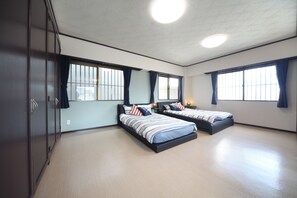 Apartamento, 3 quartos (5-6F) | Escrivaninha, Wi-Fi de cortesia