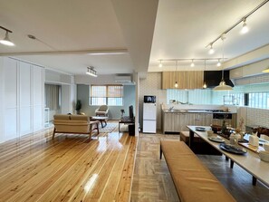 Apartamento, 3 quartos (5-6F) | Escrivaninha, Wi-Fi de cortesia