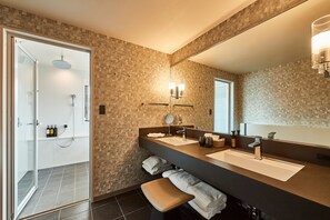 Suíte, para não fumantes, terraço (Top Floor,Twin Room) | Edredons de pluma, cofres nos quartos, cortinas blackout