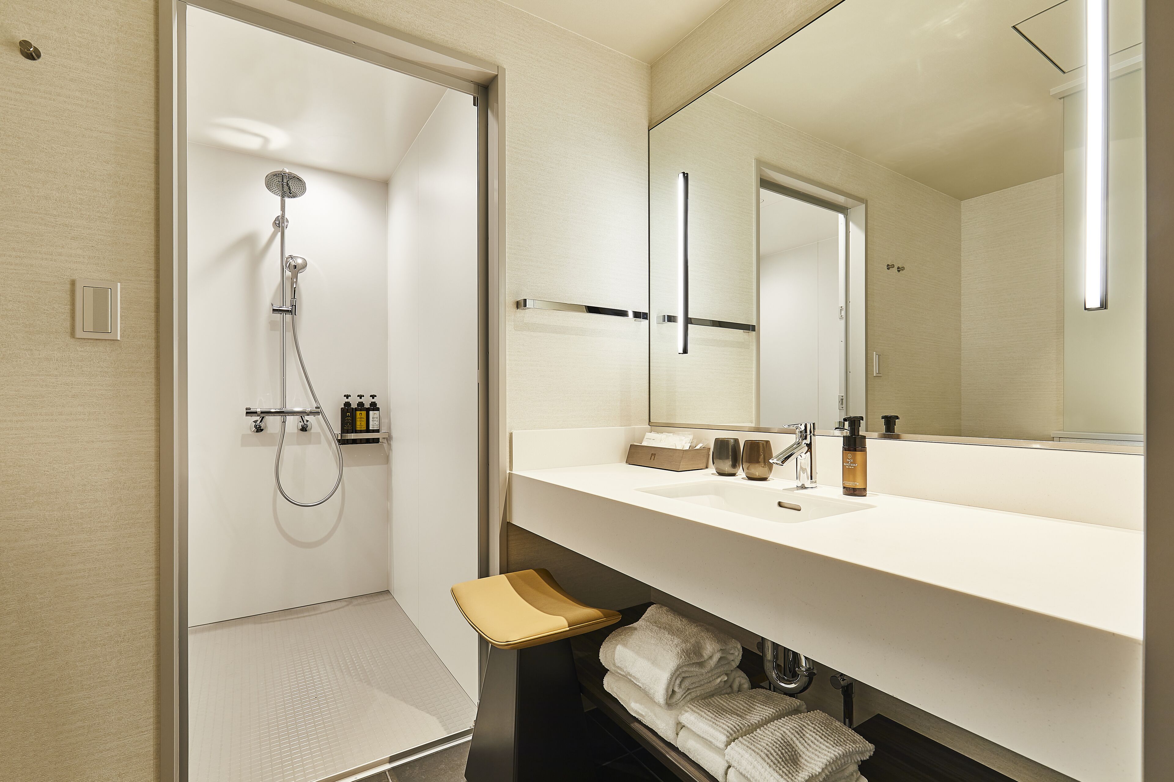 Kostenlose Toilettenartikel, Haartrockner, Hausschuhe, Bidet