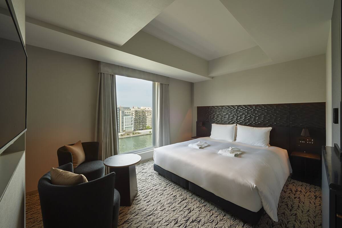 Down duvets, in-room safe, blackout curtains, soundproofing