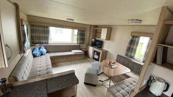Cabin | Living room | 30-inch TV with digital channels, fireplace