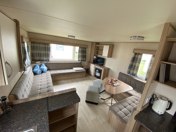 Cabane | Salle de séjour | Télévision de 30 pouces avec chaînes numériques, cheminée