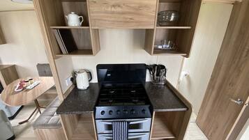 Cabin | Private kitchen | Fridge, microwave, oven, stovetop