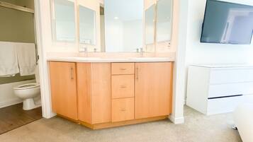 Duschwanne, Haartrockner, Handtücher, Seife