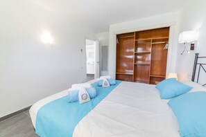 2 slaapkamers, een strijkplank/strijkijzer, beddengoed