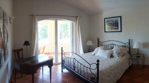 5 bedrooms, WiFi, bed sheets