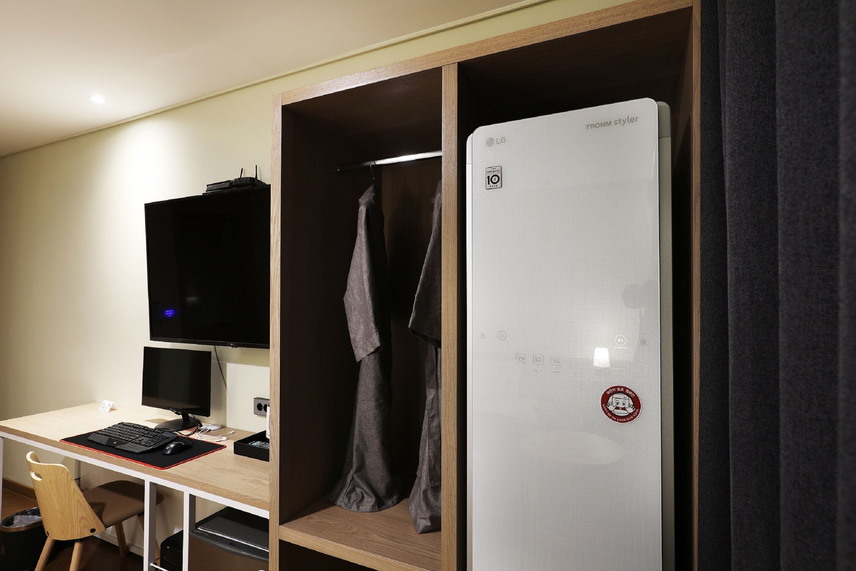 suite (no.6): massage chair/single size spa tub/free netflix | room amenity