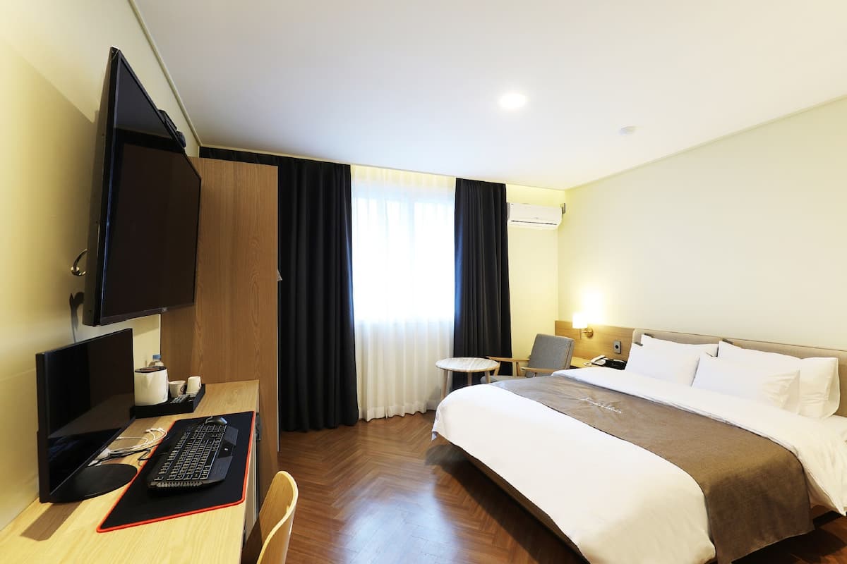 Suite (No.6) | 1 chambre, bureau, espace de travail pour ordinateur portable