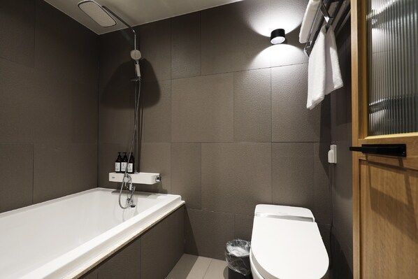 A modern bathroom with a bathtub, toilet, and shower. - Hotel Urban Brown (Daejeon)