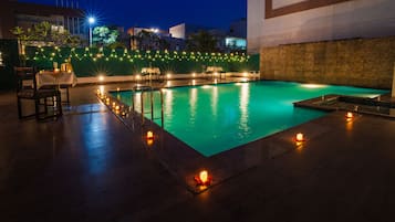 2 outdoor pools