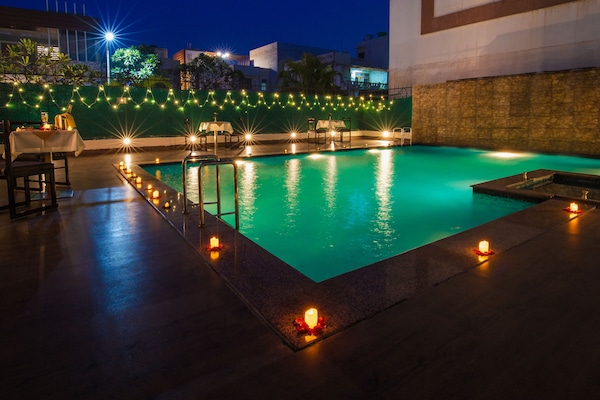 2 outdoor pools