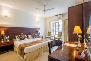 Premium bedding, down duvets, free minibar items, in-room safe - Rosewood Apartment Hotel - Pantnagar (Kichha)