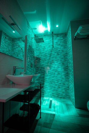 Superior Apartment, 1 Bedroom | Bathroom | Shower, rainfall showerhead, designer toiletries, hair dryer