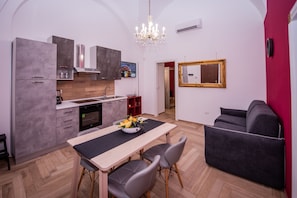 Apartamento superior, 1 habitación | Zona de estar | Televisión de 50 pulgadas con canales premium