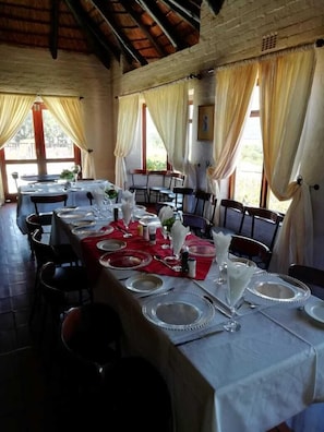 Breakfast, lunch and dinner served - Joie de Vevre Conferences (Paarl)