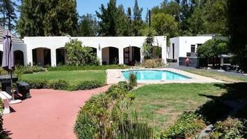 2 outdoor pools