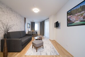 Appartement Deluxe (Top 17) | Aire de séjour | Téléviseur connecté de 32 po avec télévision par cùble, téléviseur